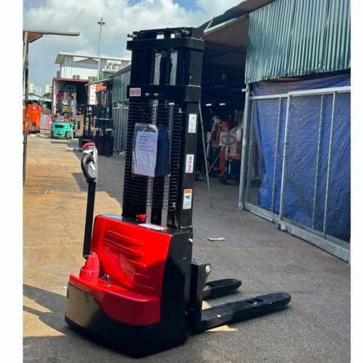 xe nang stacker 1